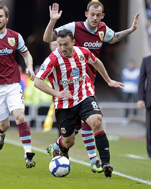 世体：皇马无意满足维尼修斯续约要求，或将考虑高价出售.